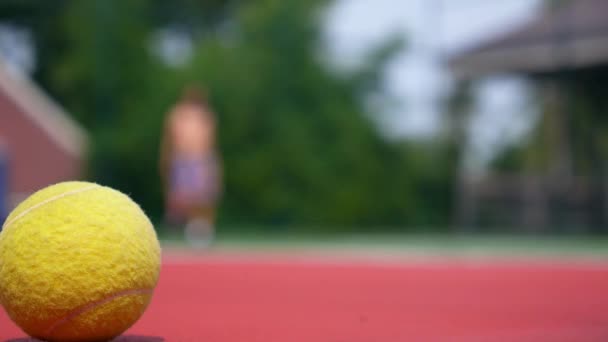 Jugador de tenis en el partido en la cancha con pelota de tenis — Vídeo de stock
