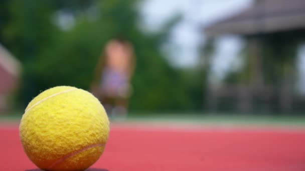 Tennis speler in actie op de tennisbaan. Focus op bal. — Stockvideo