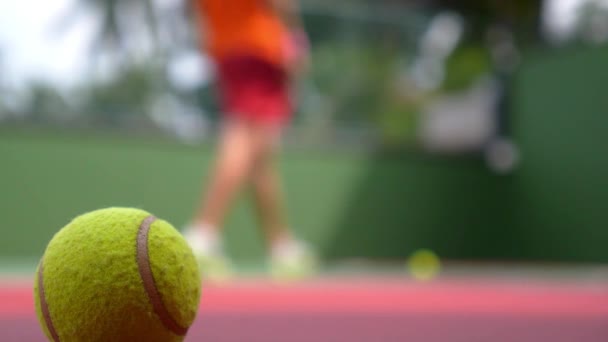 Jogador de tênis na corte com bola de tênis serve . — Vídeo de Stock