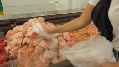 Counter ile tavuk - tavuk göğsü seçme kadın alışveriş