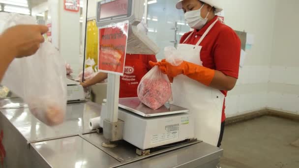 ТАЙЛАНД, ДЕКАБРЬ, 2014 - Продавщица чешуйчатого мяса на прилавке в мясном магазине — стоковое видео
