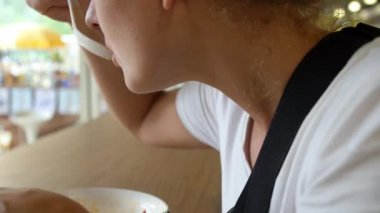 Genç kadın yemek Schrimp Cafe yemek çorba,