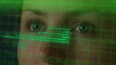 Kadın programcı kodu ile fütüristik yüksek teknoloji Hologramic ekranda arıyor