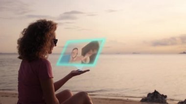 Fütüristik Hologramic medya aygıtı kullanan kız. Yüksek teknoloji kavramı.