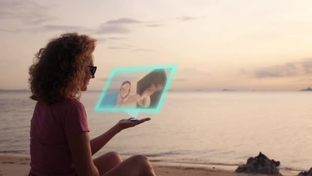 Menina usando Futuristic Hologramic Media Device. Conceito Hi-Tech . — Vídeo de Stock