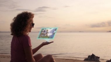 Hologram arabirimi video izlerken kadın. Gelecekte yüksek teknoloji kavramı.