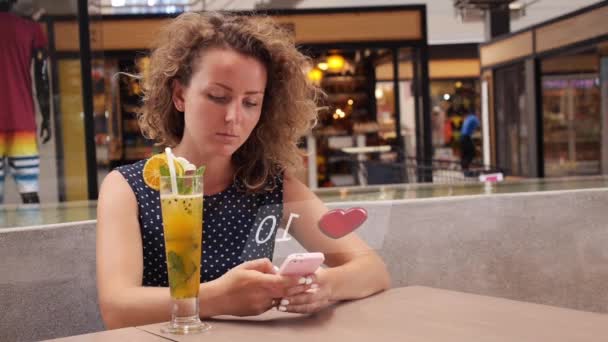 Έννοια των κοινωνικών μέσων μαζικής ενημέρωσης. Γυναίκα με Smartphone συλλέγουν αρέσει — Αρχείο Βίντεο