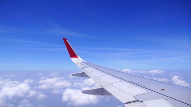 Flugzeugflügel fliegt über den Wolken am Himmel — Stockvideo