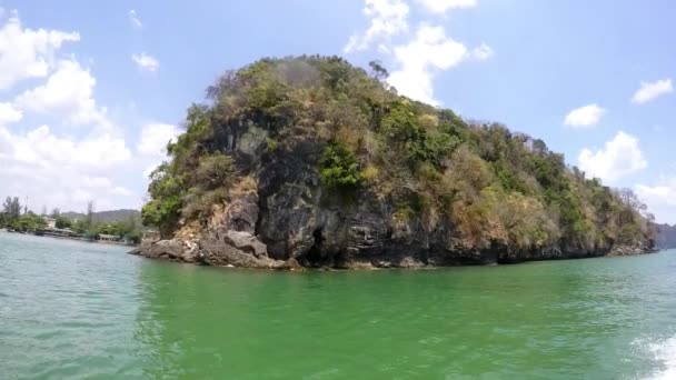 Hermoso mar turquesa, playa y acantilado. Tailandia. Moción lenta . — Vídeos de Stock