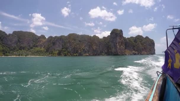 Navegar en barco en el mar a lo largo de los acantilados de Tailandia. Moción lenta . — Vídeos de Stock