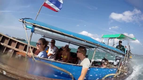 ТАИЛАНД, КОХ САМУИ, АПРЕЛЬ 2015 - Люди, плывущие на длинной таиландской лодке. Slow Motion . — стоковое видео