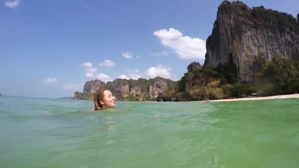 바다에는 행복 한 젊은 여자 수영 슬로우 모션. — 비디오