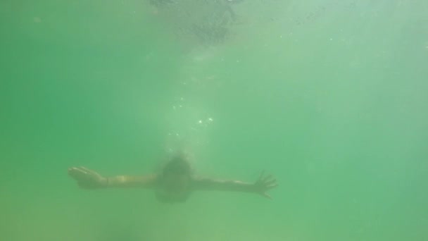 Frau schwimmt unter Wasser im Meer. Zeitlupe. — Stockvideo