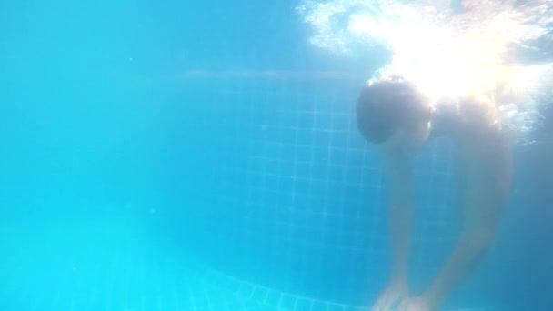 El hombre flota bajo el agua en la piscina. Moción lenta . — Vídeo de stock