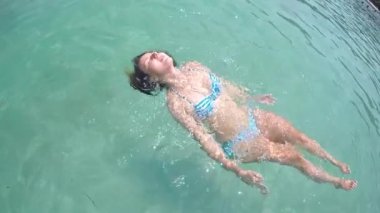 Güzellik modeli kız yüzme su tatil. Ağır çekim.