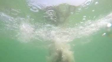 Sualtı turkuaz Denizde yüzme kadın.