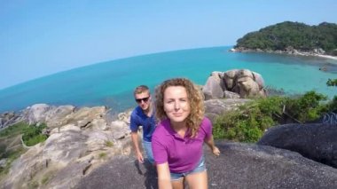 Denizle çalışan mutlu gülümseyen bir çift. Ağır çekim.