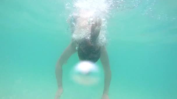 Mujer nadando bajo el agua en el mar. Moción lenta . — Vídeo de stock