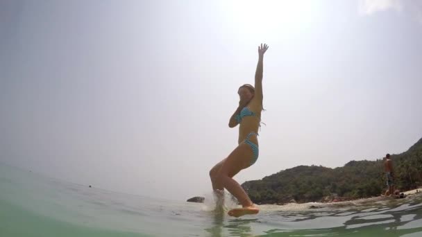 Mujer joven saltando y sumergiéndose en el mar. Moción lenta . — Vídeos de Stock