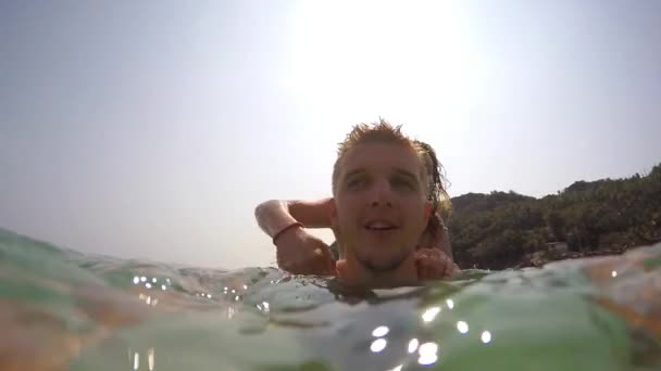 Casal jovem nadando no mar. Movimento lento . — Vídeo de Stock