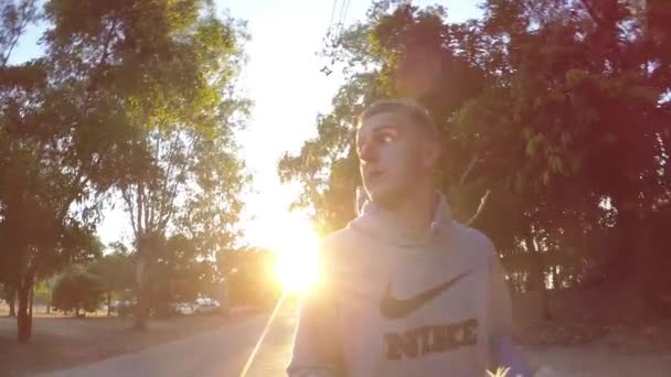 THAÏLANDE, KOH SAMUI, AVRIL 2015 - Jeune homme courant à Sunset Road. Mouvement lent . — Video