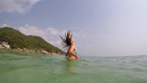 Menina sexy em banho de biquíni no mar. Movimento lento . — Vídeo de Stock