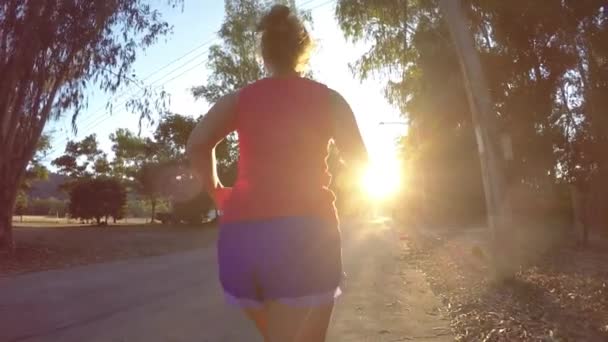Fitness Feminino Treinamento e Jogging Fora contra o pôr do sol — Vídeo de Stock