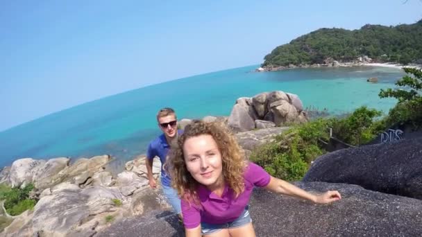 Feliz pareja joven enamorada diviértete en el mar. Moción lenta . — Vídeos de Stock