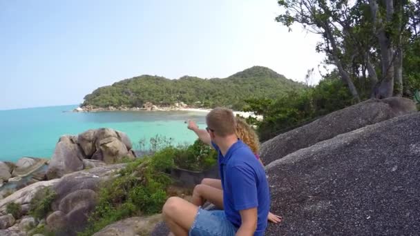 Um casal a observar o mar a partir da montanha. Movimento lento . — Vídeo de Stock