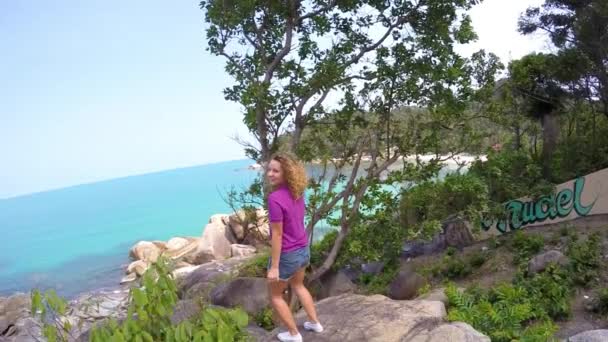 Mulher jovem dançando no mar ao ar livre. Movimento lento . — Vídeo de Stock