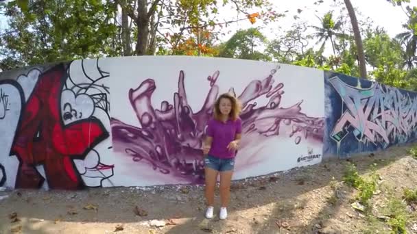 TAILANDIA, KOH SAMUI, FEBRERO 2015 - Chica bailando con estilo contra Graffiti Wall Outdoor. Moción lenta . — Vídeos de Stock