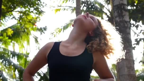 Joven rubia con rizos al aire libre — Vídeo de stock