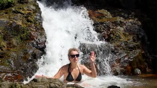 Joven hermosa chica bailando en bikini en cascada. Moción lenta . — Vídeos de Stock
