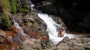 Doğal Şelale Bikini Çekici Kadın. Yavaş Çekim.