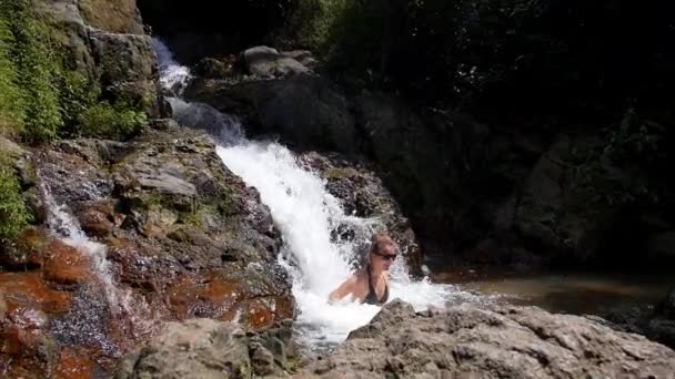 Mulher bonita que gosta de tomar banho em cachoeira natural. Movimento lento . — Vídeo de Stock