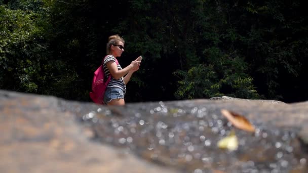 Caminhante Jovem com mochila tirando fotografias com telefone — Vídeo de Stock