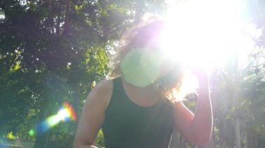 Özgür Mutlu Kadın Doğa ve Güneş zevk. Yavaş Hareket.