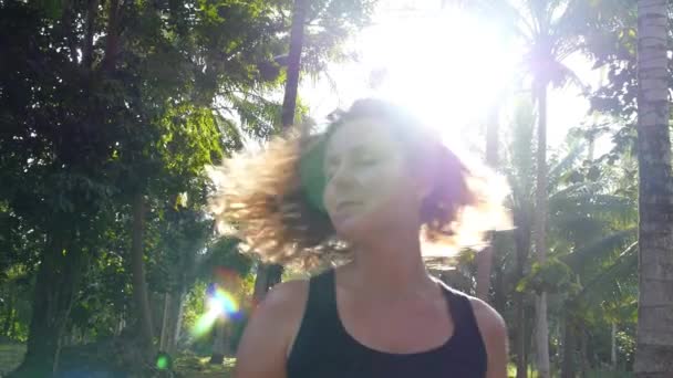 Joven hermosa mujer disfrutando de la naturaleza de verano y la luz del sol. Moción lenta . — Vídeo de stock