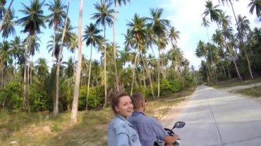 Neşeli Romantik Çift Adada Scooter Sürme. Yavaş Çekim.