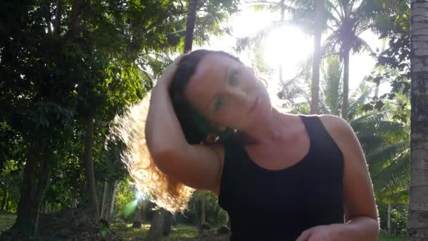 Junge hübsche Frau im Sommersonnenuntergang im Park. Zeitlupe. — Stockvideo