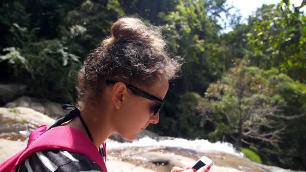 Jeune fille en plein air SMS sur son téléphone portable — Video