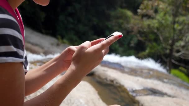 Mobile phone in a Womans Hand Outdoors — Stock Video