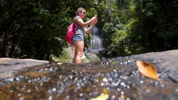 Young Woman Backpacker Using Smartphone Outdoors — ストック動画