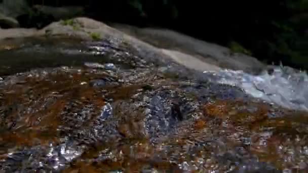Potok vodopády. Zpomaleně. — Stock video