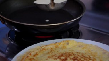 Ev yapımı krep tava üzerinde yapma