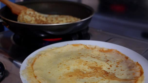 Preparare Pancake, Crepes on Frying Pan. Primo piano . — Video Stock
