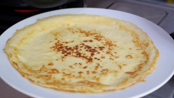 Pancake sottili sul piatto. Primo piano . — Video Stock