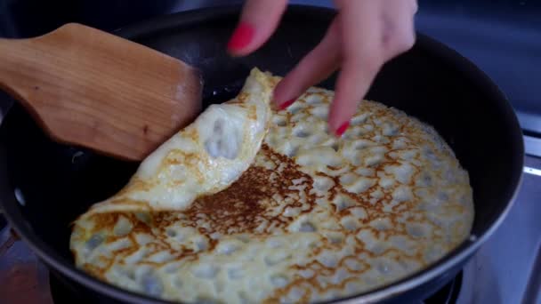 Fazendo panqueca na frigideira, crepes — Vídeo de Stock