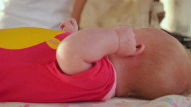 Güzel şirin genç bebek yakın