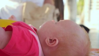 Yalan ve dans mutlu neşeli küçük bebek. Portre.